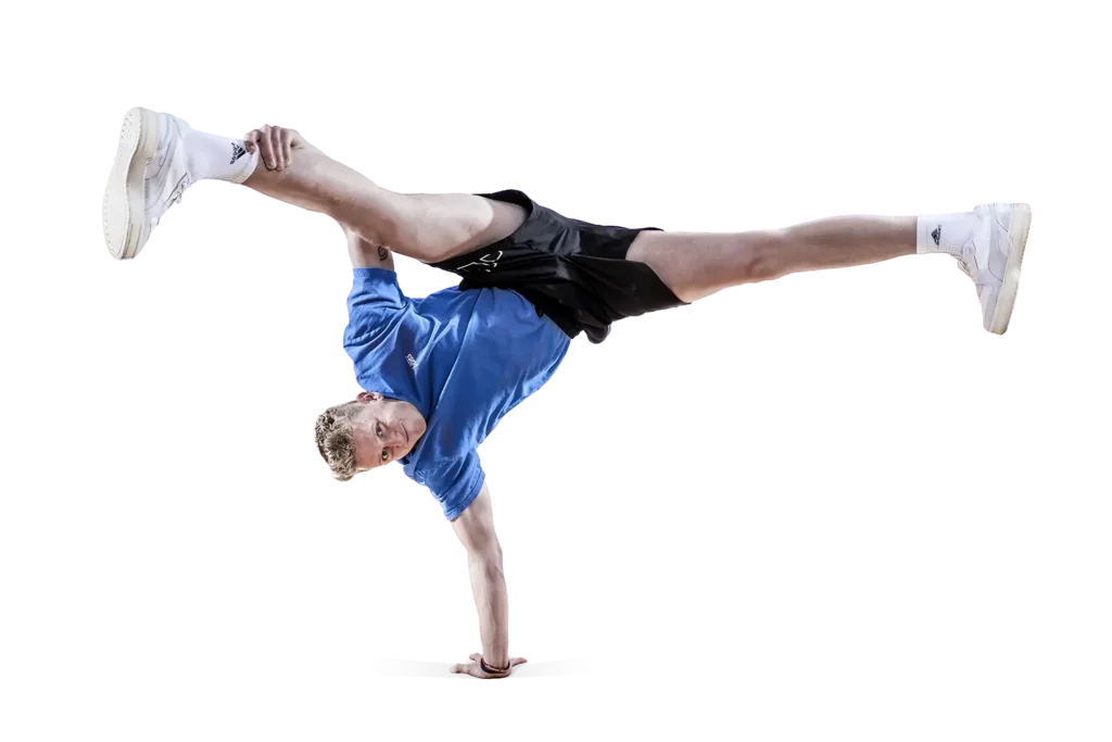 Lukas Janku zeigt eine akrobatische Parkour-Bewegung bei einer Freerunning-Fortbildung
