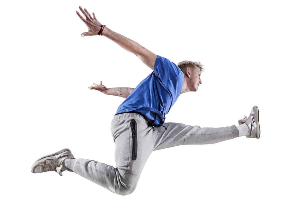 Lukas Janku zeigt eine dynamische Parkour-Sprungtechnik bei einer Freerunning Fortbildung