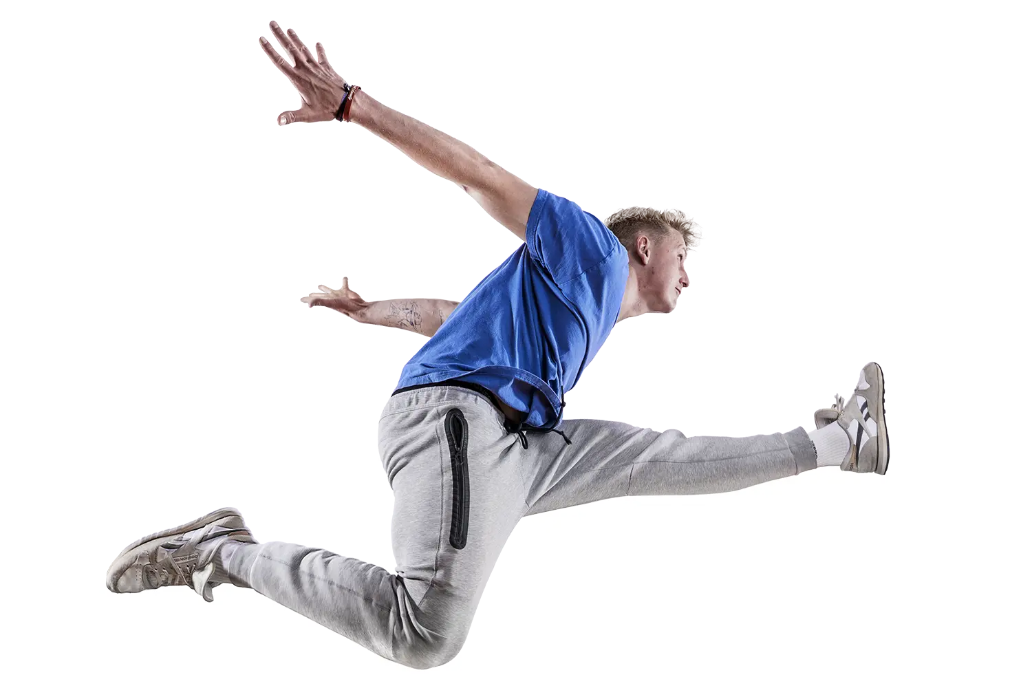 Lukas Janku zeigt eine dynamische Parkour-Sprungtechnik bei einer Freerunning Fortbildung