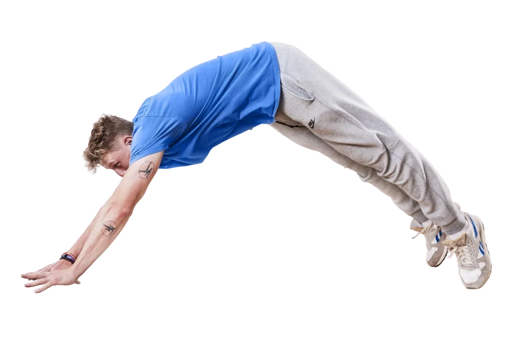 Lukas Janku demonstriert eine dynamische Parkour-Bewegung bei einer Freerunning-Fortbildung