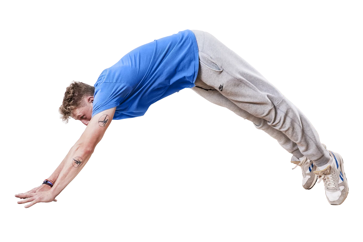 Lukas Janku demonstriert eine dynamische Parkour-Bewegung bei einer Freerunning-Fortbildung