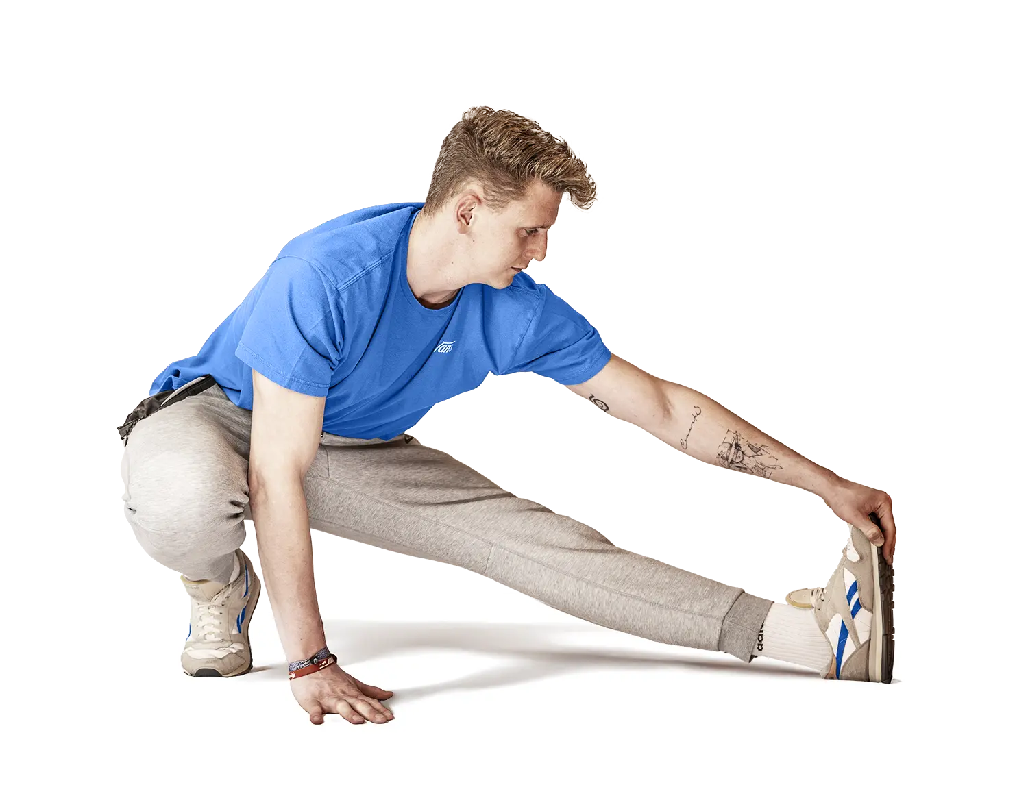 Lukas Janku demonstriert eine Dehnübung im Rahmen einer Parkour- und Freerunning-Fortbildung